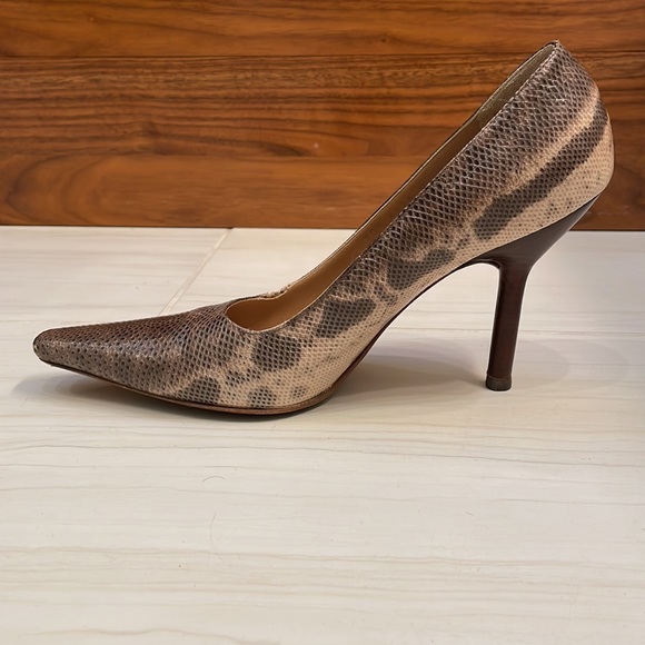 Gucci snakeskin pumps. Pointed toe, python snakeskin, 4 inch heal. Size 9B - Picture 5 of 8